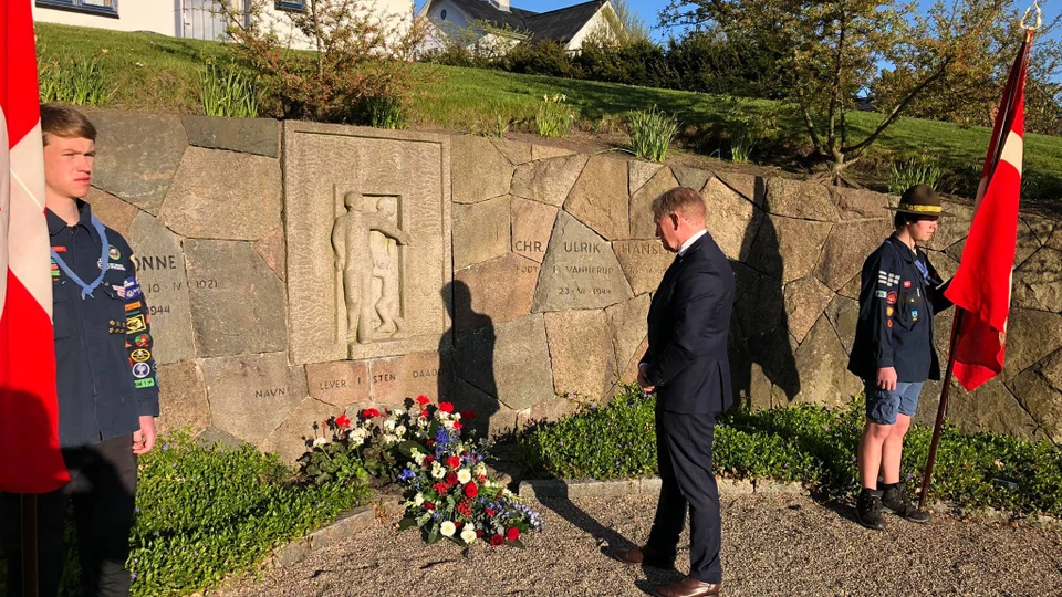 Borgmester Per Bach Laursen ved mindesten i Farsø