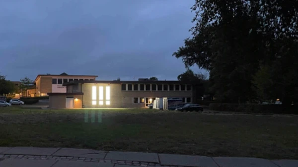 Kunstværket med de 3 udråbstegn er en del af kunstprojektet og kan opleves på HotSpots facader. Når mørket falder på, lyser udråbstegnene op. 