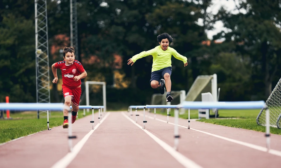Børn på atletikbane