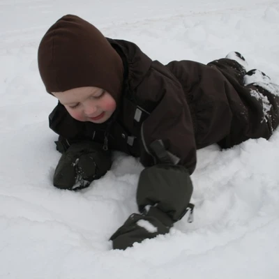 Dreng leger i sne