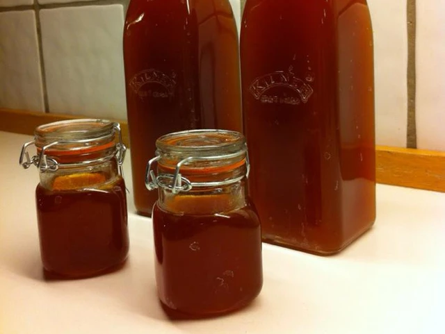 Billede af havtornsirup på glas og flasker