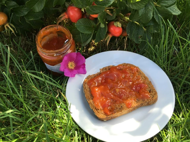 Billede af mad med hybenmarmelade