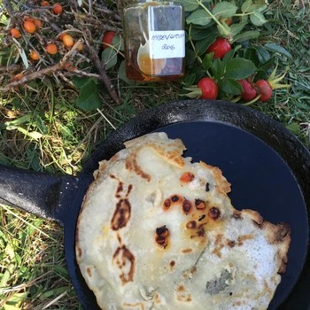 Hybensirup og bålpandekager på en pande