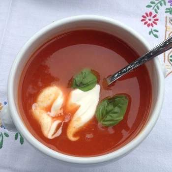 Flot rød hybensuppe i dyb tallerken