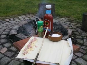 Dej og ingredienser ved bål