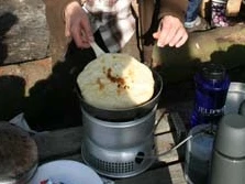 Skovbrød bagt i panden på et trangia