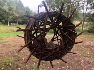 Billede af foderkogle med mad til fuglene