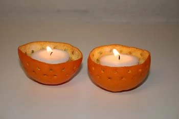 Billede af lysestager lavet af appelsinskaller