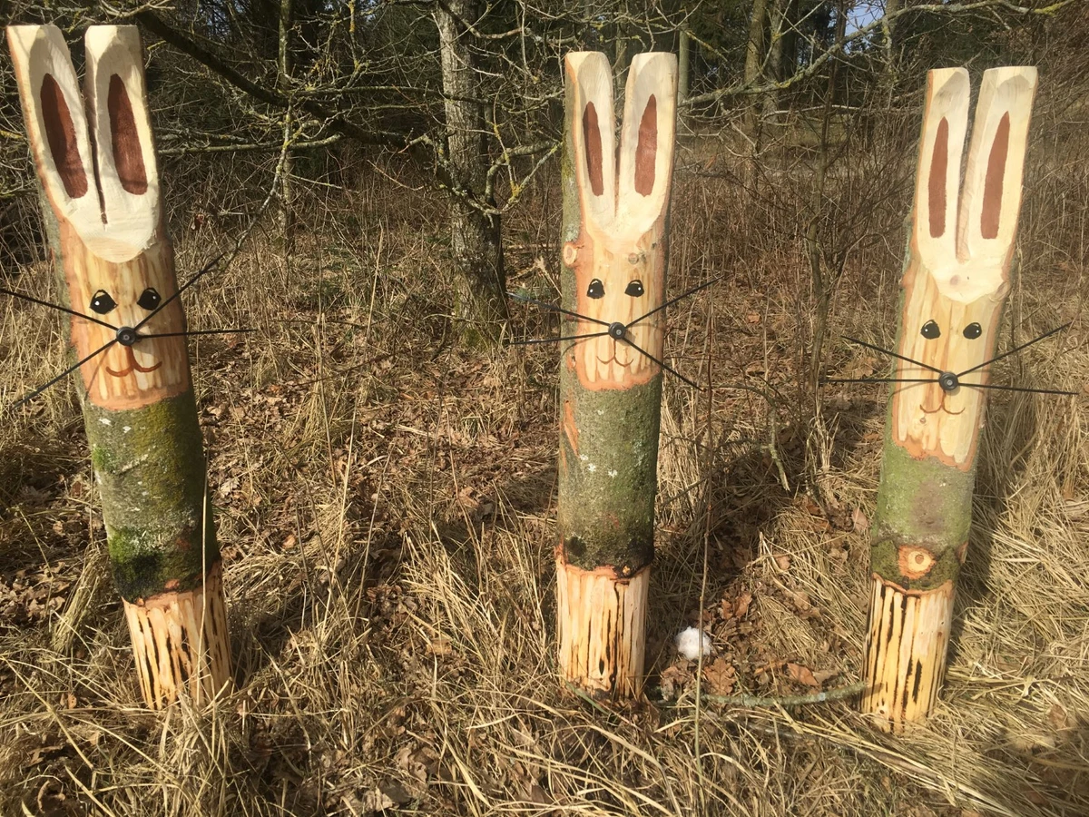 Billede af hare udskåret i træ