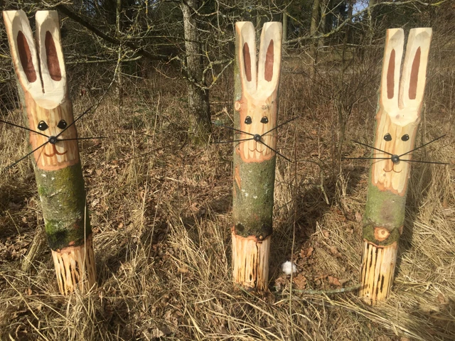 Billede af hare udskåret i træ