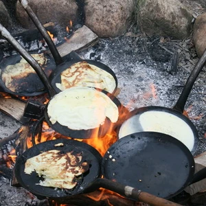 Billede af pandekager der bages over bål