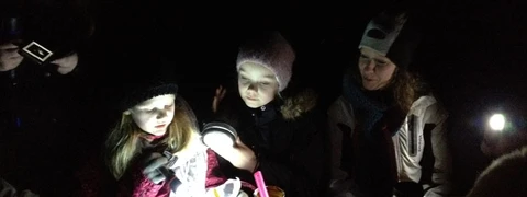 Billede af børn i skoven om natten