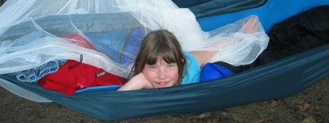 Billede af barn i udendørs hængekøje 