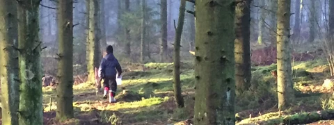 Billede af barn der finder skovnisser i Jenle