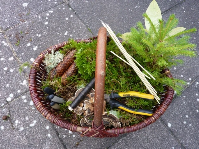 Billede af naturmaterialer i kurv 