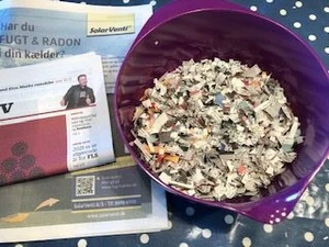 Billede af avispapir i små stykker i en skål