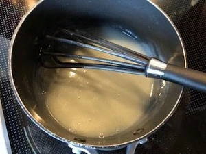 Billede af lim af vand, mel og sukker, der fremstilles i gryde