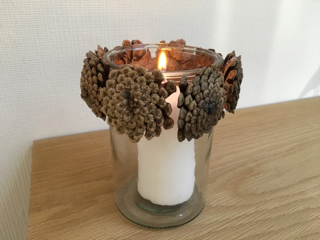 Billede af glas med grankogler