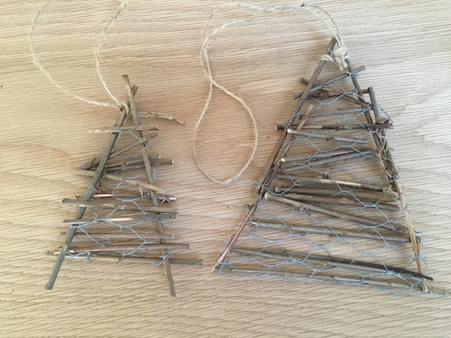 Billede af juletræer lavet af hønsenet