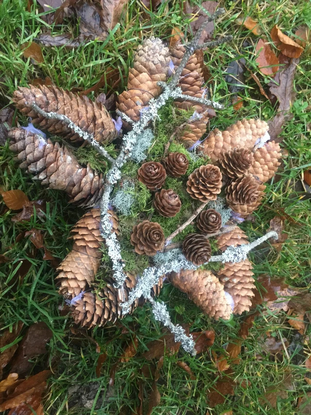 Billede af kirkegårdspynt af kogler