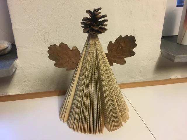 Billede af en engel lavet af en bog