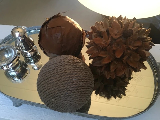 Billede af julekugler i naturmaterialer