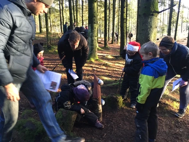 Billede af familier på nissejagt i Jenle Plantage