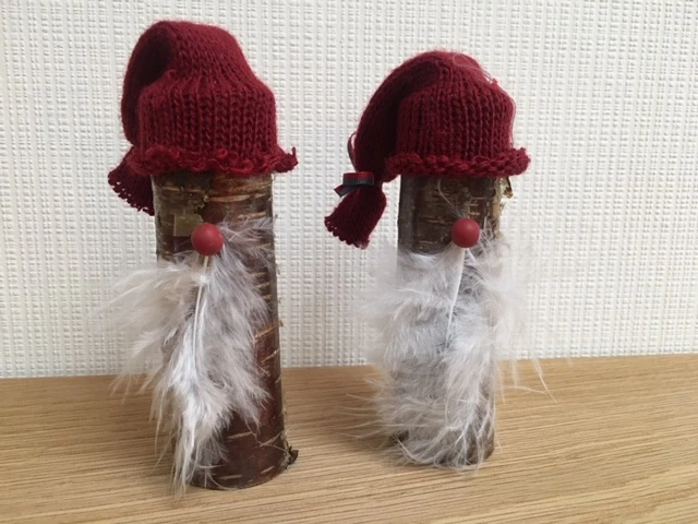 Billede af nisser lavet af træ med strikhuer og fjerskæg