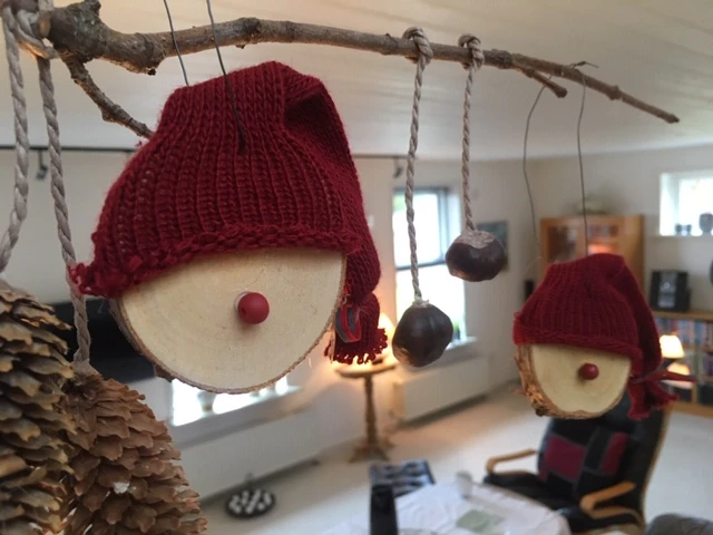 Billede af nissehoveder der hænger på en gren