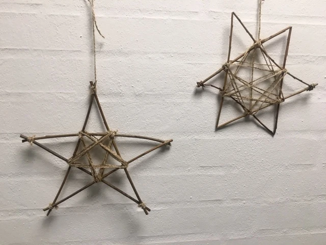 Billede af små stjerner lavet af pil og bindegarn