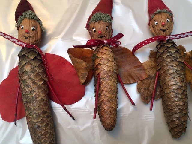 Billede af nisser lavet af lange grankogler, med valnødde hoveder