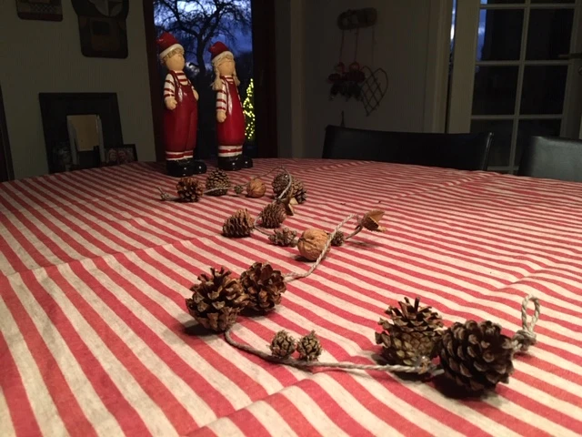 Grankogle ranke der pynter på bordet