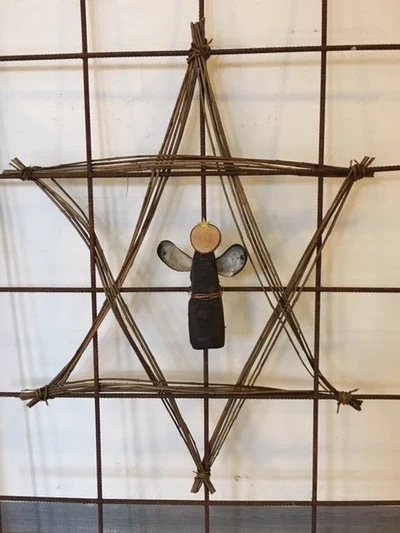 Billede af en engel, der er lavet af drivtømmer og har fået blåmuslinge vinger