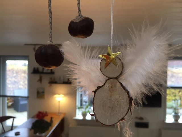 Træengle lavet træskiver og fjer