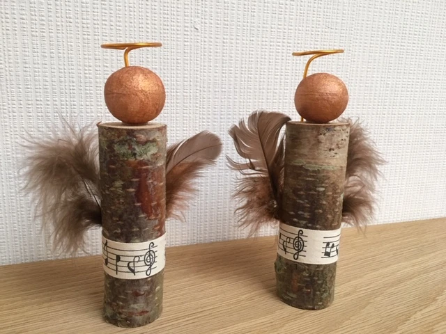 Engle af træstykker lavet af fjer og vatkugler