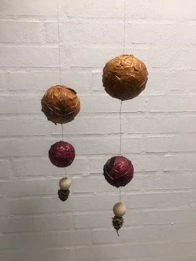 Julekugler lavet af blade bundet op med sølvsnor