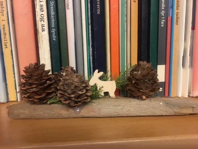 Skovlandskab lavet af grankogler