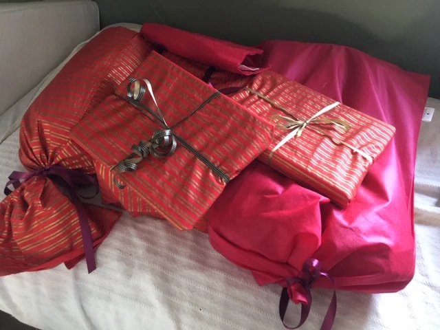 Julegaver pakket ind i stof, så man kan genbruge indpakningen