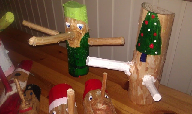 Billede af grene malet som nisser til at hænge smykker på