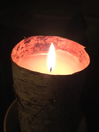 Billede af lys der er pyntet med birkebark