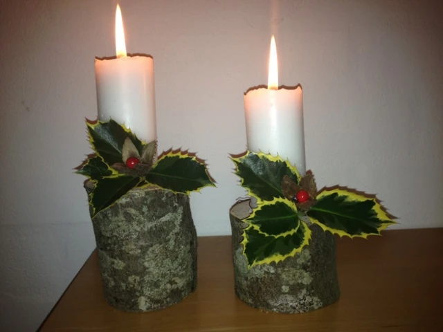 Billede af stykker af træstamme pyntet med kristtjørn