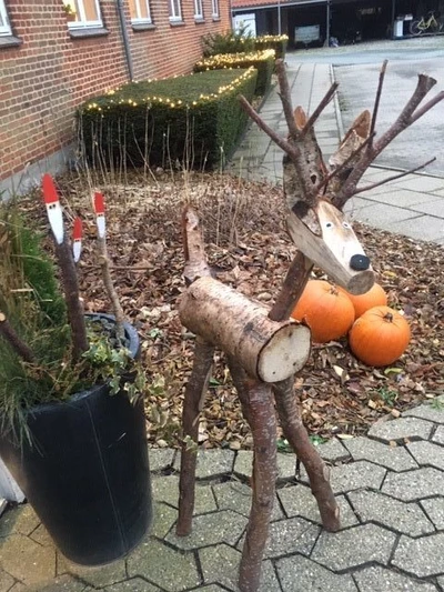 Billede af et rensdyr lavet af birke stammer 