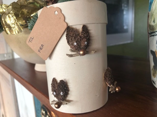 Trææske pyntet med mus lavet af bog