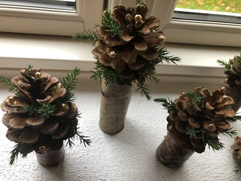 Fyrkogler limet på birkestok, så de er pyntet som juletræer