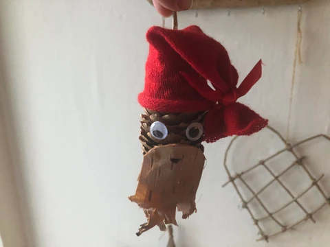 Nisse lavet af en grankogle