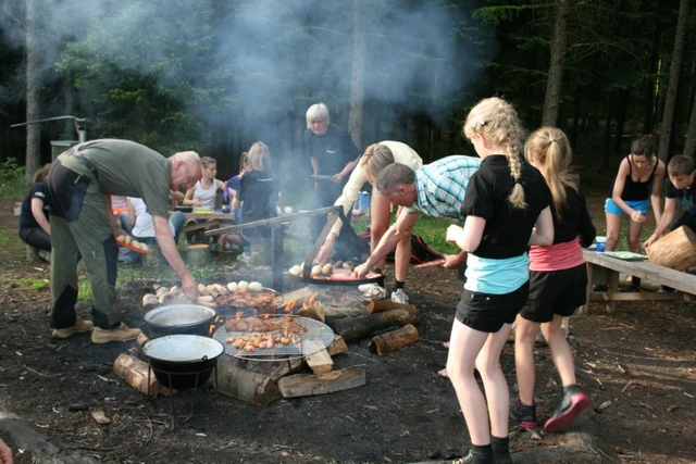 Billede af bål, hvor der laves mad