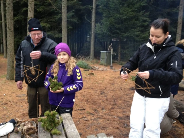 Billede af der laves stjerner og mosbamser ude i skoven