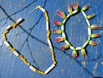 Billede af smykker lavet med blomster