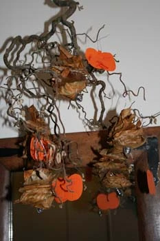 Billede af små udklippede æbler hængt på en gren med visne blade