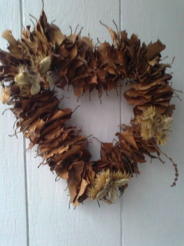 Billede af hjertekrans af visne blade